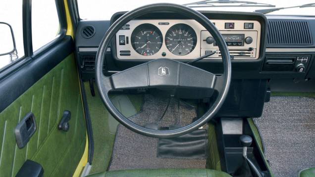 Simples e funcional, o Golf tinha boa ergonomia; em dois anos, já haviam sido fabricadas 500 mil unidades | <a href="https://preprod.quatrorodas.abril.com.br/carros/lancamentos/volkswagen-golf-vii-749855.shtml" rel="migration">Mais sobre o novo Golf no Brasil</a> | Simples e funcional, o Golf tinha boa ergonomia; em dois anos, já haviam sido fabricadas 500 mil unidades | <a href="https://preprod.quatrorodas.abril.com.br/carros/lancamentos/volkswagen-golf-vii-749855.shtml" rel="migration">Mais sobre o novo Golf no Brasil</a> |