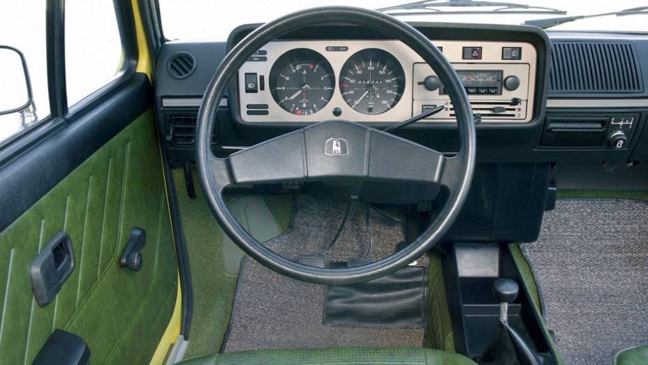 Simples e funcional, o Golf tinha boa ergonomia; em dois anos, j&aacute; haviam sido fabricadas 500 mil unidades | <a href="https://preprod.quatrorodas.abril.com.br/carros/lancamentos/volkswagen-golf-vii-749855.shtml" rel="migration">Mais sobre o novo Golf no Brasil</a> |