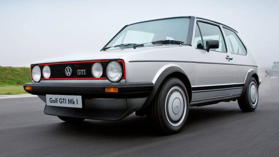 Em junho de 1976 chegava ao mercado alem&atilde;o o Golf GTi; com 110 cv extra&iacute;dos de um motor 1.6, encantou pelo desempenho e pelo visual invocado, com direito a spoiler e para-lamas alargados | <a href="https://preprod.quatrorodas.abril.com.br/carros/lancamentos/volksw" rel="migration"></a>