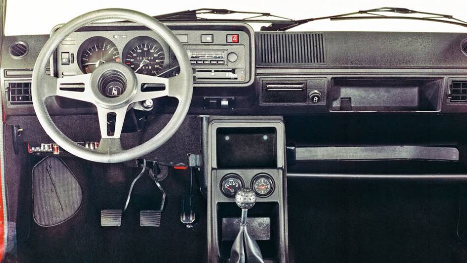 O interior tinha personalidade, com volante esportivo de menor diâmetro e manopla de câmbio imitando uma bola de... golfe, claro | <a href="https://preprod.quatrorodas.abril.com.br/carros/lancamentos/volkswagen-golf-vii-749855.shtml" rel="migration">Mais sobre o novo Golf no Bras</a>