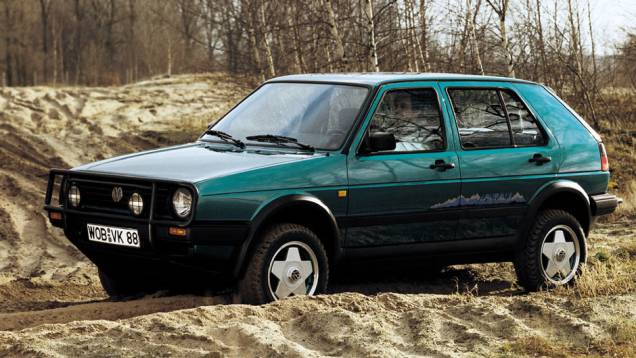 Nove anos após seu lançamento, o Golf chegava à segunda geração maior e mais espaçoso; aqui, a versão Montana, que anteciparia os aventureiros urbanos | <a href="https://preprod.quatrorodas.abril.com.br/carros/lancamentos/volkswagen-golf-vii-749855.shtml" rel="migration">Mais sob</a> Nove anos após seu lançamento, o Golf chegava à segunda geração maior e mais espaçoso; aqui, a versão Montana, que anteciparia os aventureiros urbanos | <a href="https://preprod.quatrorodas.abril.com.br/carros/lancamentos/volkswagen-golf-vii-749855.shtml" rel="migration">Mais sob</a>