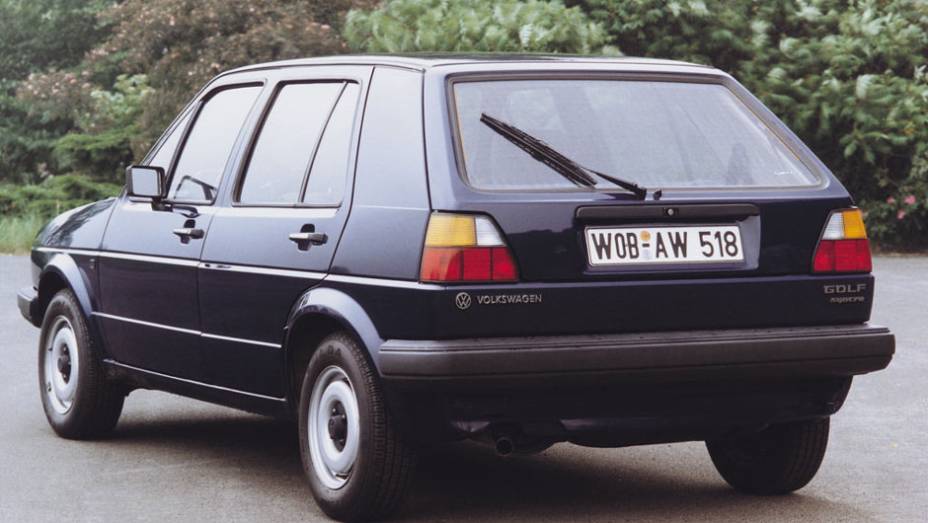 A traseira completamente nova tinha lanternas maiores, com motores de 1,3 a 1,8 litro | <a href="https://preprod.quatrorodas.abril.com.br/carros/lancamentos/volkswagen-golf-vii-749855.shtml" rel="migration">Mais sobre o novo Golf no Brasil</a> |