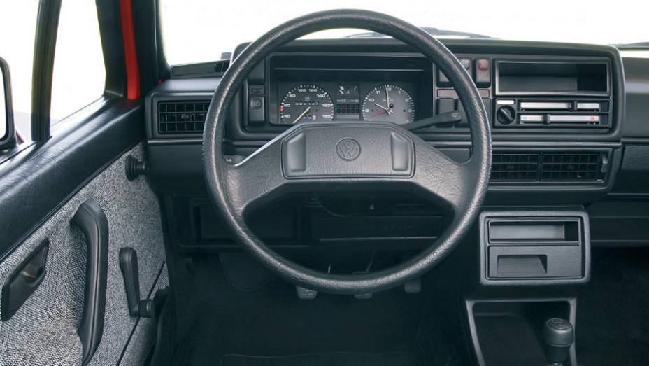 Reconhece este volante? Ele foi utilizado anos depois no Brasil, mais precisamente no Gol | <a href="https://preprod.quatrorodas.abril.com.br/carros/lancamentos/volkswagen-golf-vii-749855.shtml" rel="migration">Mais sobre o novo Golf no Brasil</a> |