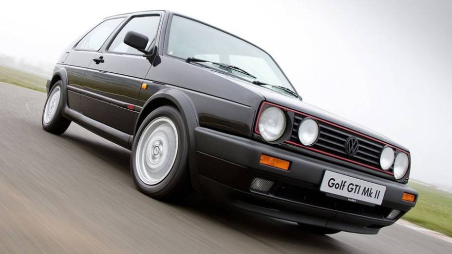 Com far&oacute;is duplos, o GTI decepcionou pelo desempenho inferior a seu antecessor, problema sanado com a chegada do GTI 16V, em 1985: com 139 cv, chegava aos 210 km/h | <a href="https://preprod.quatrorodas.abril.com.br/carros/lancamentos/volkswagen-golf-vii-749855.sh" rel="migration"></a>