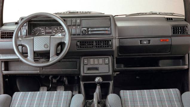 O interior do GTI tinha algumas exclusividades, como o volante de quatro raios - que mais tarde equiparia o Santana | <a href="https://preprod.quatrorodas.abril.com.br/carros/lancamentos/volkswagen-golf-vii-749855.shtml" rel="migration">Mais sobre o novo Golf no Brasil</a> | O interior do GTI tinha algumas exclusividades, como o volante de quatro raios - que mais tarde equiparia o Santana | <a href="https://preprod.quatrorodas.abril.com.br/carros/lancamentos/volkswagen-golf-vii-749855.shtml" rel="migration">Mais sobre o novo Golf no Brasil</a> |