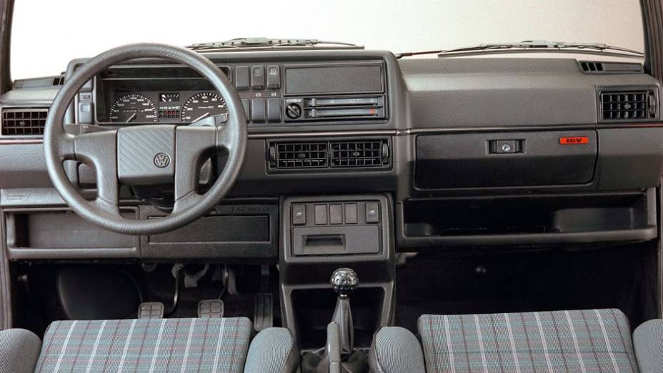 O interior do GTI tinha algumas exclusividades, como o volante de quatro raios - que mais tarde equiparia o Santana | <a href="https://preprod.quatrorodas.abril.com.br/carros/lancamentos/volkswagen-golf-vii-749855.shtml" rel="migration">Mais sobre o novo Golf no Brasil</a> |