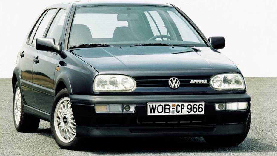 Lançada em agosto de 1991, a terceira geração do Golf foi a primeira a desembarcar no Brasil em 1994; acima, o veloz 2.8 VR6, com 174 cv | <a href="https://preprod.quatrorodas.abril.com.br/carros/lancamentos/volkswagen-golf-vii-749855.shtml" rel="migration">Mais sobre o novo Golf</a>