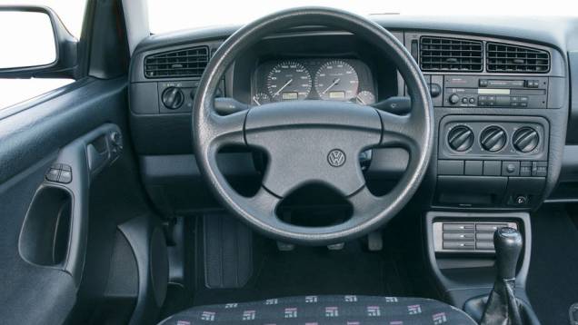 Moderno para a época, o interior lembrava muito o do Passat, dando ao Golf um status de hatch premium muito antes do termo ser criado pelos marqueteiros | <a href="https://preprod.quatrorodas.abril.com.br/carros/lancamentos/volkswagen-golf-vii-749855.shtml" rel="migration">Mais s</a> Moderno para a época, o interior lembrava muito o do Passat, dando ao Golf um status de hatch premium muito antes do termo ser criado pelos marqueteiros | <a href="https://preprod.quatrorodas.abril.com.br/carros/lancamentos/volkswagen-golf-vii-749855.shtml" rel="migration">Mais s</a>