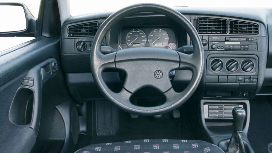 Moderno para a &eacute;poca, o interior lembrava muito o do Passat, dando ao Golf um status de hatch premium muito antes do termo ser criado pelos marqueteiros | <a href="https://preprod.quatrorodas.abril.com.br/carros/lancamentos/volkswagen-golf-vii-749855.shtml" rel="migration">Mais s</a>