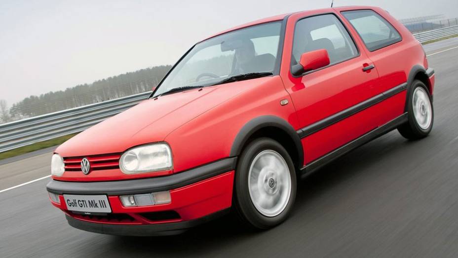 O esportivo GTI foi o respons&aacute;vel pela estreia do Golf no Brasil; o motor 2.0 de oito v&aacute;lvulas rendia 115 cv, levando-o aos 196 km/h | <a href="https://preprod.quatrorodas.abril.com.br/carros/lancamentos/volkswagen-golf-vii-749855.shtml" rel="migration">Mais sobre o novo Golf no</a>