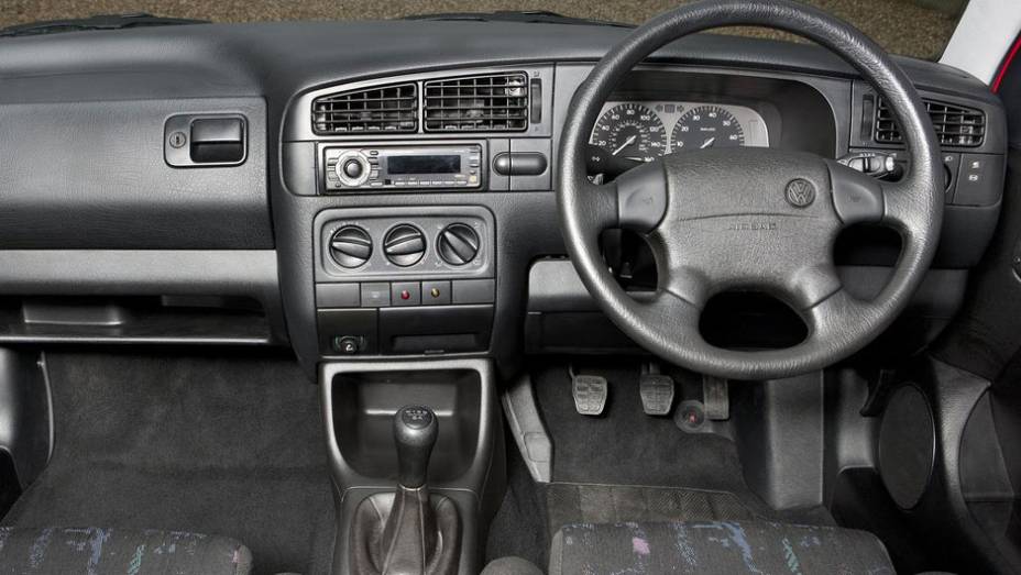 Infelizmente, ao contr&aacute;rio de seus antecessores, a esportividade n&atilde;o era transmitida no visual, nem externo e tampouco interno | <a href="https://preprod.quatrorodas.abril.com.br/carros/lancamentos/volkswagen-golf-vii-749855.shtml" rel="migration">Mais sobre o novo Golf no Brasil</a>