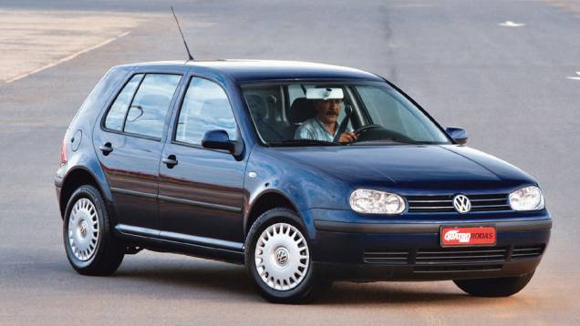 A quarta geração fez o Golf explodir de vez no Brasil; lançado na Europa em agosto de 1997, ele chegou aqui no fim de 1998 com tecnologia de Audi A3 | <a href="https://preprod.quatrorodas.abril.com.br/carros/lancamentos/volkswagen-golf-vii-749855.shtml" rel="migration">Mais sobre</a> A quarta geração fez o Golf explodir de vez no Brasil; lançado na Europa em agosto de 1997, ele chegou aqui no fim de 1998 com tecnologia de Audi A3 | <a href="https://preprod.quatrorodas.abril.com.br/carros/lancamentos/volkswagen-golf-vii-749855.shtml" rel="migration">Mais sobre</a>
