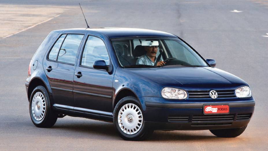 A quarta gera&ccedil;&atilde;o fez o Golf explodir de vez no Brasil; lan&ccedil;ado na Europa em agosto de 1997, ele chegou aqui no fim de 1998 com tecnologia de Audi A3 | <a href="https://preprod.quatrorodas.abril.com.br/carros/lancamentos/volkswagen-golf-vii-749855.shtml" rel="migration">Mais sobre</a>