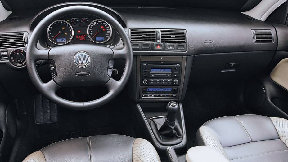O interior era moderno e bastante confortável, com destaque para a elegante iluminação azulada | <a href="https://preprod.quatrorodas.abril.com.br/carros/lancamentos/volkswagen-golf-vii-749855.shtml" rel="migration">Mais sobre o novo Golf no Brasil</a> |