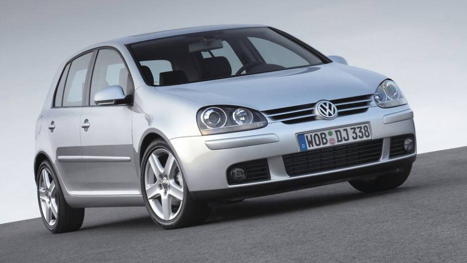 A quinta gera&ccedil;&atilde;o chegou &agrave;s ruas europeias no fim de 2003, e nunca veio para c&aacute; | <a href="https://preprod.quatrorodas.abril.com.br/carros/lancamentos/volkswagen-golf-vii-749855.shtml" rel="migration">Mais sobre o novo Golf no Brasil</a> |
