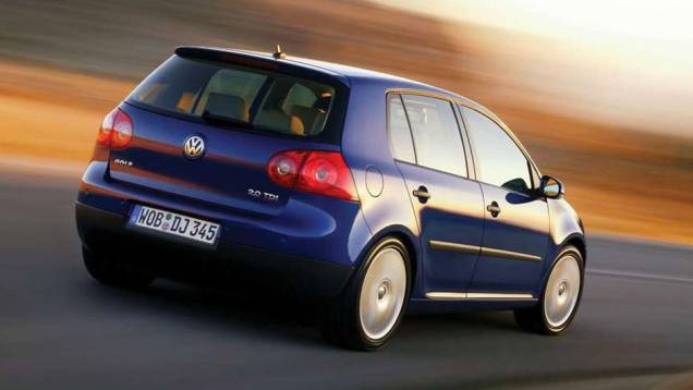 As lanternas, enfim, começam a invadir a tampa traseira | <a href="https://preprod.quatrorodas.abril.com.br/carros/lancamentos/volkswagen-golf-vii-749855.shtml" rel="migration">Mais sobre o novo Golf no Brasil</a> | As lanternas, enfim, começam a invadir a tampa traseira | <a href="https://preprod.quatrorodas.abril.com.br/carros/lancamentos/volkswagen-golf-vii-749855.shtml" rel="migration">Mais sobre o novo Golf no Brasil</a> |