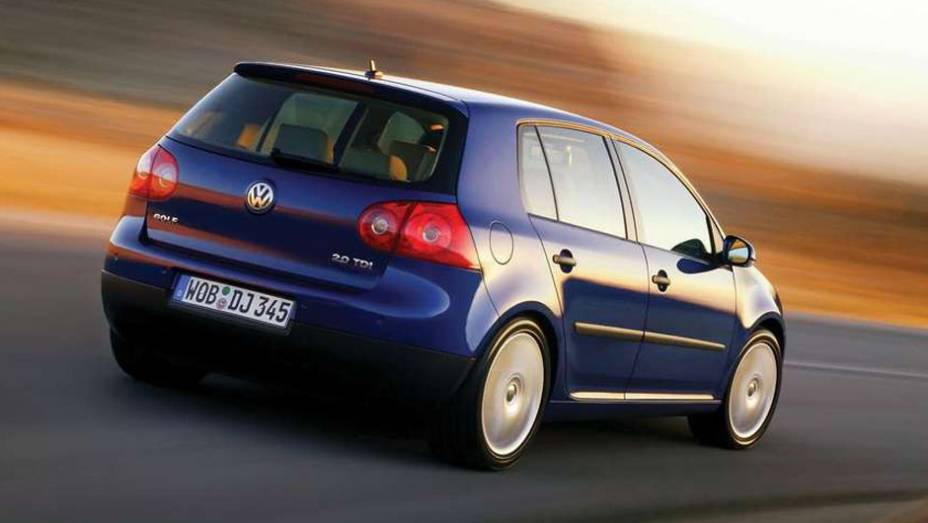 As lanternas, enfim, come&ccedil;am a invadir a tampa traseira | <a href="https://preprod.quatrorodas.abril.com.br/carros/lancamentos/volkswagen-golf-vii-749855.shtml" rel="migration">Mais sobre o novo Golf no Brasil</a> |