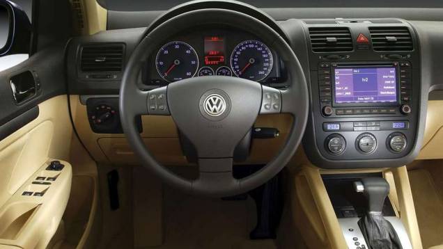 O interior ficou bastante requintado, com direito até a tela multimídia com GPS | <a href="https://preprod.quatrorodas.abril.com.br/carros/lancamentos/volkswagen-golf-vii-749855.shtml" rel="migration">Mais sobre o novo Golf no Brasil</a> | O interior ficou bastante requintado, com direito até a tela multimídia com GPS | <a href="https://preprod.quatrorodas.abril.com.br/carros/lancamentos/volkswagen-golf-vii-749855.shtml" rel="migration">Mais sobre o novo Golf no Brasil</a> |
