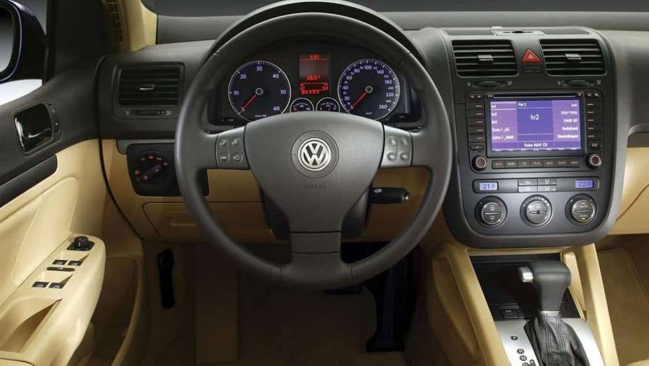 O interior ficou bastante requintado, com direito at&eacute; a tela multim&iacute;dia com GPS | <a href="https://preprod.quatrorodas.abril.com.br/carros/lancamentos/volkswagen-golf-vii-749855.shtml" rel="migration">Mais sobre o novo Golf no Brasil</a> |
