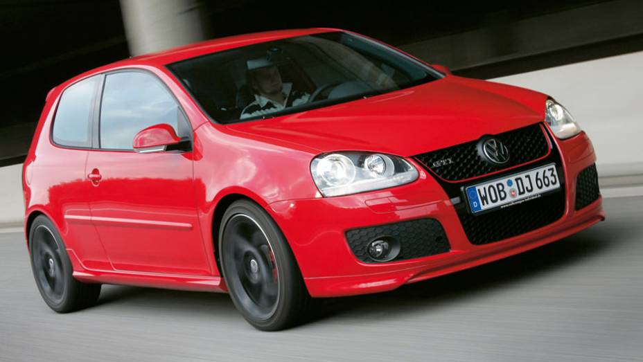 O GTI tinha o motor 2.0 turbinado com 200 cv, o mesmo empregado em outros modelos da gama, como Passat e Tiguan | <a href="https://preprod.quatrorodas.abril.com.br/carros/lancamentos/volkswagen-golf-vii-749855.shtml" rel="migration">Mais sobre o novo Golf no Brasil</a> |