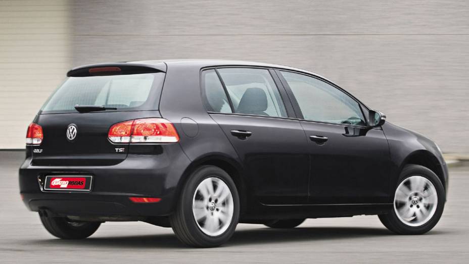 As lanternas ficaram mais horizontais do que o antigo modelo e perderam os elementos circulares | <a href="https://preprod.quatrorodas.abril.com.br/carros/lancamentos/volkswagen-golf-vii-749855.shtml" rel="migration">Mais sobre o novo Golf no Brasil</a> |