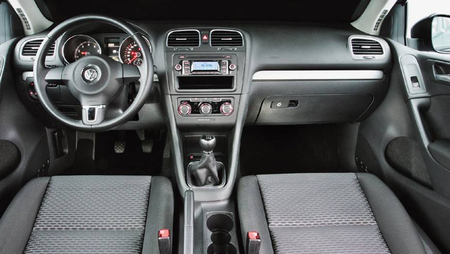 Se n&oacute;s n&atilde;o tivemos o Golf VI, pelo menos conhecemos este interior: &eacute; o mesmo da Jetta Variant | <a href="https://preprod.quatrorodas.abril.com.br/carros/lancamentos/volkswagen-golf-vii-749855.shtml" rel="migration">Mais sobre o novo Golf no Brasil</a> |
