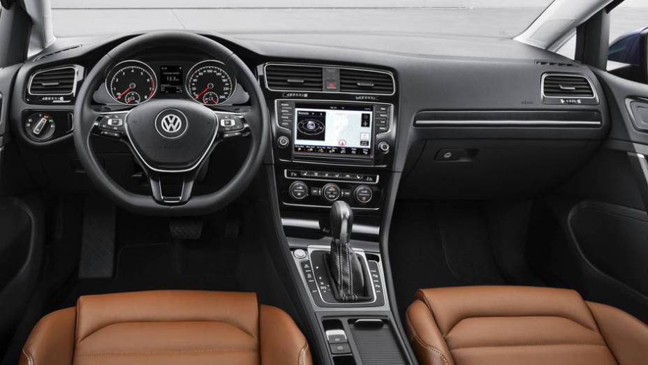 Bem equipado, ele ser&aacute; vendido nas vers&otilde;es Highline 1.4 TSI e GTI 2.0 TSI | <a href="https://preprod.quatrorodas.abril.com.br/carros/lancamentos/volkswagen-golf-vii-749855.shtml" rel="migration">Mais sobre o novo Golf no Brasil</a>