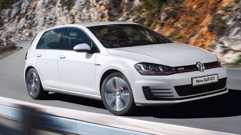 A esportiva GTI tem 220 cv; o novo Golf deve chegar &agrave;s revendas VW em setembro | <a href="https://preprod.quatrorodas.abril.com.br/carros/lancamentos/volkswagen-golf-vii-749855.shtml" rel="migration">Mais sobre o novo Golf no Brasil</a>