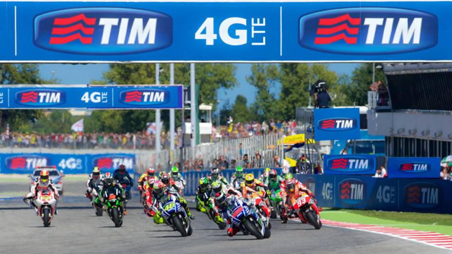 Momento da largada do GP de San Marino. | <a href="https://preprod.quatrorodas.abril.com.br/moto/noticias/valentino-rossi-vence-casa-torcida-faz-festa-pista-799871.shtml" rel="migration">Leia mais</a>