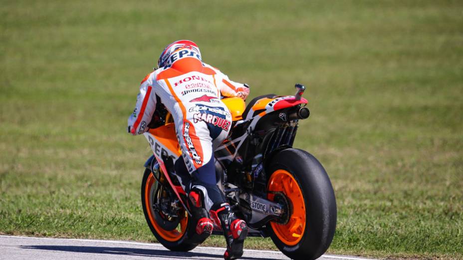 Márquez caiu na décima volta e teve que fazer corrida de recuperação | <a href="https://preprod.quatrorodas.abril.com.br/moto/noticias/valentino-rossi-vence-casa-torcida-faz-festa-pista-799871.shtml" rel="migration">Leia mais</a>