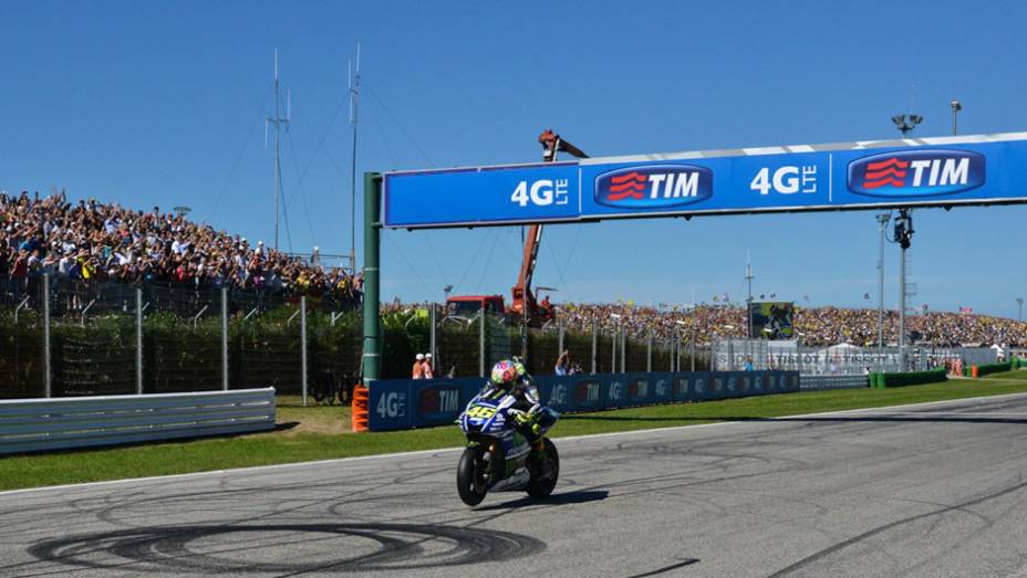 Valentino Rossi venceu a sua 107ª corrida | <a href="https://preprod.quatrorodas.abril.com.br/moto/noticias/valentino-rossi-vence-casa-torcida-faz-festa-pista-799871.shtml" rel="migration">Leia mais</a>