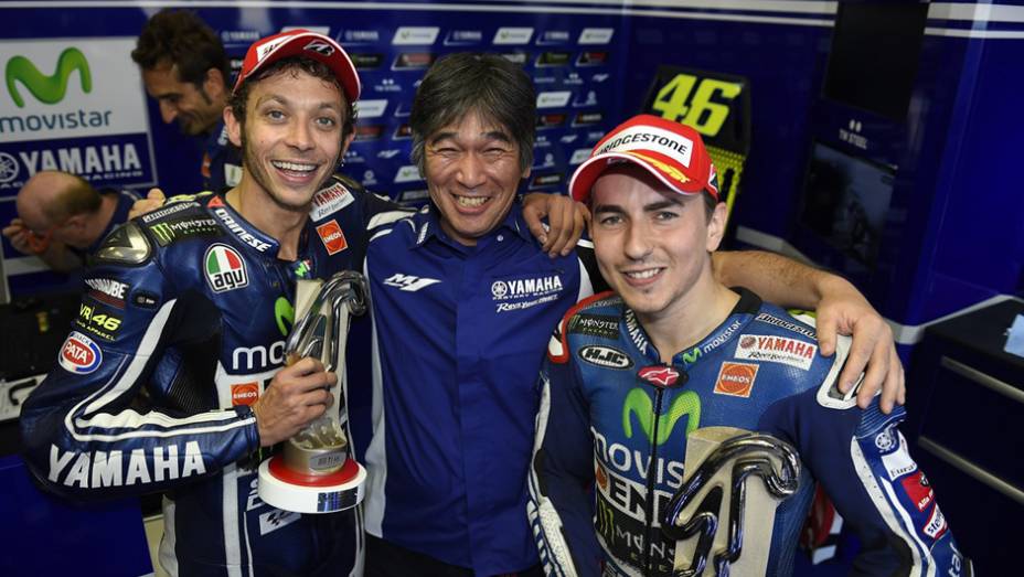 Comemoração com a dobradinha da equipe Yamaha | <a href="https://preprod.quatrorodas.abril.com.br/moto/noticias/valentino-rossi-vence-casa-torcida-faz-festa-pista-799871.shtml" rel="migration">Leia mais</a>