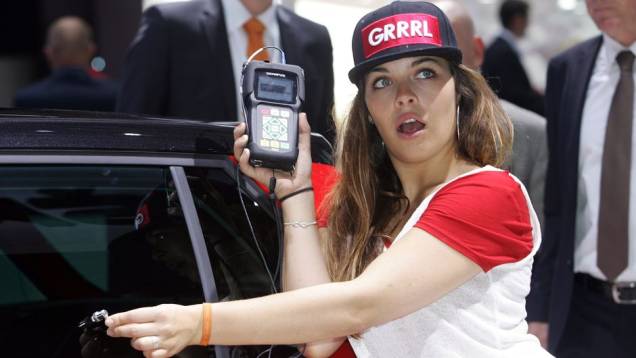 Confira as fotos das mais belas garotas do Salão de Paris de 2014! | <a href="https://preprod.quatrorodas.abril.com.br/noticias/saloes/paris-2014/" rel="migration">Tudo sobre o Salão de Paris</a> Confira as fotos das mais belas garotas do Salão de Paris de 2014! | <a href="https://preprod.quatrorodas.abril.com.br/noticias/saloes/paris-2014/" rel="migration">Tudo sobre o Salão de Paris</a>