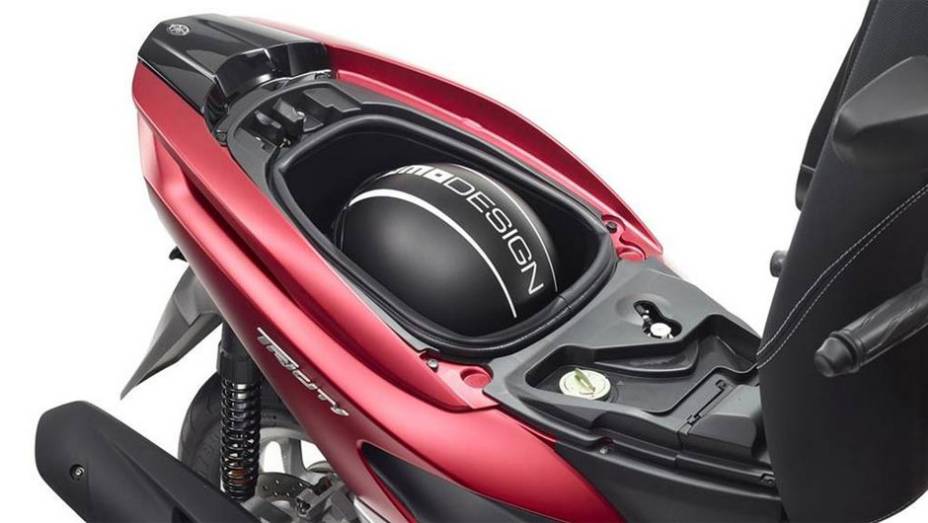 Seu tanque de combustível tem capacidade para 6,6 litros de combustível e abaixo do assento cabe um capacete | <a href="https://preprod.quatrorodas.abril.com.br/moto/noticias/yamaha-apresenta-tricity-europa-777991.shtml" rel="migration">Leia mais</a>