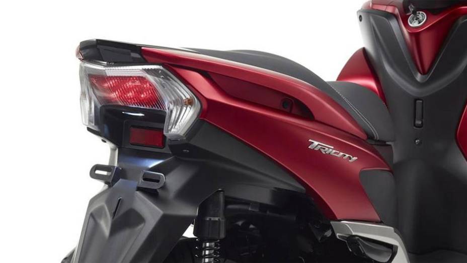 O modelo estará disponível nas cores vermelha, cinza, branca e preta | <a href="https://preprod.quatrorodas.abril.com.br/moto/noticias/yamaha-apresenta-tricity-europa-777991.shtml" rel="migration">Leia mais</a>