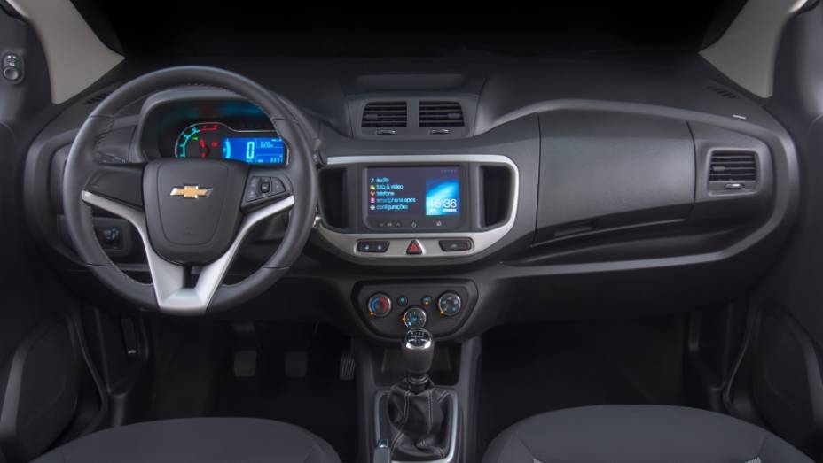 Por padr&atilde;o, ela j&aacute; vem equipada com dire&ccedil;&atilde;o hidr&aacute;ulica, ar-condicionado, travamento das portas por controle e rack no teto | <a href="https://preprod.quatrorodas.abril.com.br/noticias/fabricantes/audi-apresenta-q3-2015-810386.shtml/" rel="migration">Leia Mais</a>