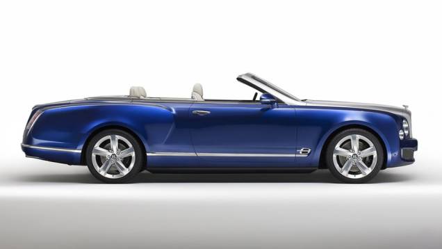 O luxuoso modelo traz carroceria azul com detalhes em alumínio, principalmente no capô e no para-brisas | <a href="https://preprod.quatrorodas.abril.com.br/noticias/saloes/losangeles-2014/bentley-grand-convertible-conceito-pode-ir-fabrica-815717.shtml" rel="migration">Leia mais</a> O luxuoso modelo traz carroceria azul com detalhes em alumínio, principalmente no capô e no para-brisas | <a href="https://preprod.quatrorodas.abril.com.br/noticias/saloes/losangeles-2014/bentley-grand-convertible-conceito-pode-ir-fabrica-815717.shtml" rel="migration">Leia mais</a>