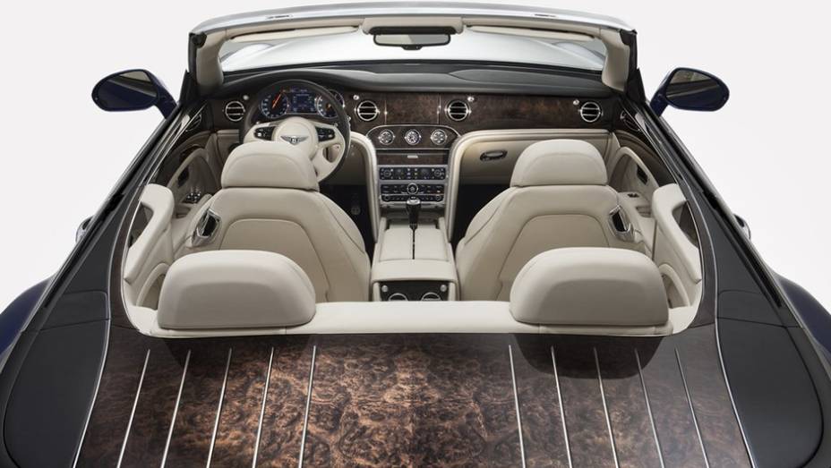 O Grand Convertible também não faz feio em termos de potência, uma vez que o motor V8 6.75 litros entrega 530 cv | <a href="https://preprod.quatrorodas.abril.com.br/noticias/saloes/losangeles-2014/bentley-grand-convertible-conceito-pode-ir-fabrica-815717.shtml" rel="migration">Leia</a>