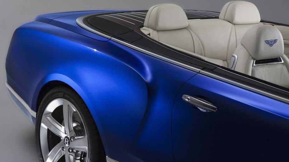 A produção do modelo dependerá da boa receptividade junto ao mercado | <a href="https://preprod.quatrorodas.abril.com.br/noticias/saloes/losangeles-2014/bentley-grand-convertible-conceito-pode-ir-fabrica-815717.shtml" rel="migration">Leia mais</a>