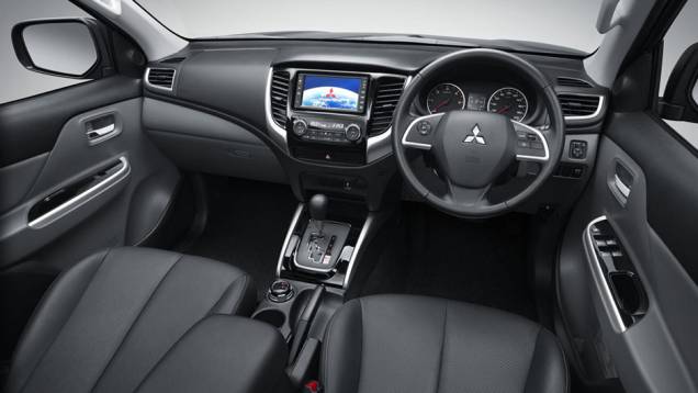 Dependendo da opção do motor a transmissão será de cinco ou seis marchas manual ou de cinco marchas automática | <a href="https://preprod.quatrorodas.abril.com.br/noticias/fabricantes/mitsubishi-revela-nova-picape-triton-tailandia-815758.shtml" rel="migration">Leia mais</a> Dependendo da opção do motor a transmissão será de cinco ou seis marchas manual ou de cinco marchas automática | <a href="https://preprod.quatrorodas.abril.com.br/noticias/fabricantes/mitsubishi-revela-nova-picape-triton-tailandia-815758.shtml" rel="migration">Leia mais</a>