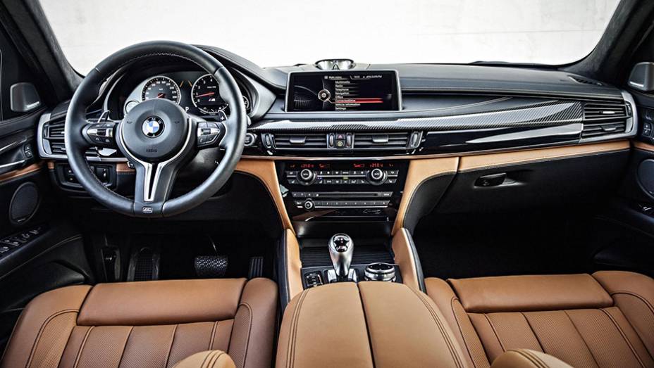 Elas est&atilde;o avaliadas em: US$ 99.650 (X5M) e US$ 103.050 (X6M) | <a href="https://preprod.quatrorodas.abril.com.br/noticias/saloes/losangeles-2014/bmw-revela-novos-x5m-x6m-808807.shtml" rel="migration">Leia mais</a>