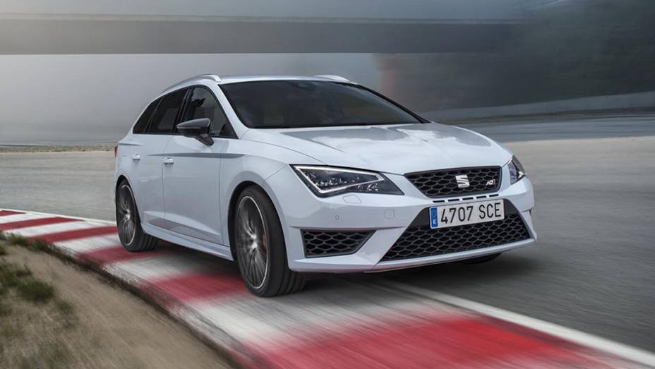 A Seat já se antecipou ao Salão de Genebra e revelou o Leon ST CUPRA | <a href="https://preprod.quatrorodas.abril.com.br/noticias/fabricantes/seat-oficializa-leon-st-cupra-823620.shtml" rel="migration">Leia mais</a>