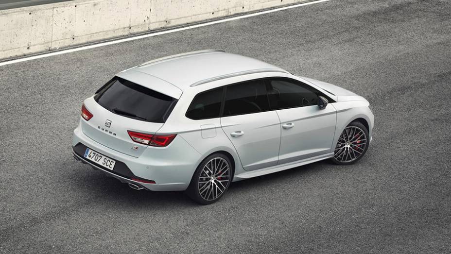 Na vers&atilde;o mais potente, o modelo acelera de 0 a 100 km/h em 6,0 segundos quando equipado com c&acirc;mbio DSG | <a href="https://preprod.quatrorodas.abril.com.br/noticias/fabricantes/seat-oficializa-leon-st-cupra-823620.shtml" rel="migration">Leia mais</a>