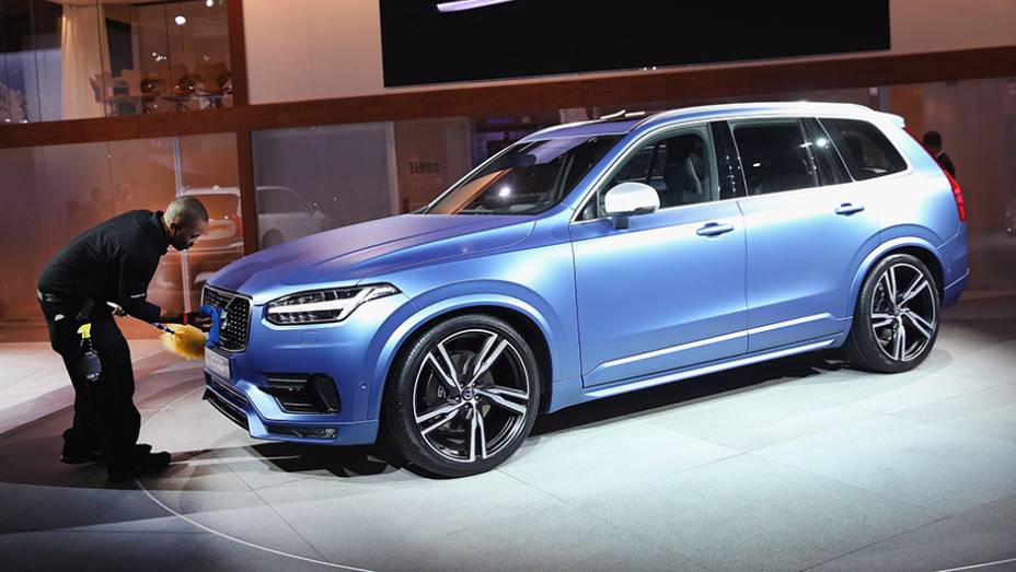 Volvo XC90 R-Design | <a href="https://preprod.quatrorodas.abril.com.br/noticias/saloes/detroit-2015/volvo-mostro-xc90-r-design-825360.shtml" rel="migration">Leia mais</a> | <a href="https://preprod.quatrorodas.abril.com.br/galerias/saloes/detroit-2015/1o-dia-salao-detroit-824981.shtml" rel="migration">Veja</a>