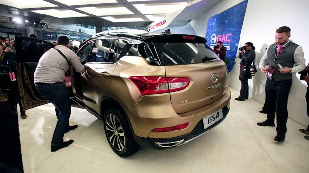 GAC GS4 | <a href="https://preprod.quatrorodas.abril.com.br/galerias/saloes/detroit-2015/1o-dia-salao-detroit-824981.shtml" rel="migration">Veja a primeira parte</a> GAC GS4 | <a href="https://preprod.quatrorodas.abril.com.br/galerias/saloes/detroit-2015/1o-dia-salao-detroit-824981.shtml" rel="migration">Veja a primeira parte</a>
