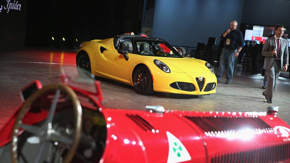 Alfa Romeo 4C Spider | <a href="https://preprod.quatrorodas.abril.com.br/noticias/saloes/detroit-2015/alfa-romeo-4c-spider-surge-detroit-824361.shtml" rel="migration">Leia mais</a> | <a href="https://preprod.quatrorodas.abril.com.br/galerias/saloes/detroit-2015/1o-dia-salao-detroit-824981.sh" rel="migration"></a>