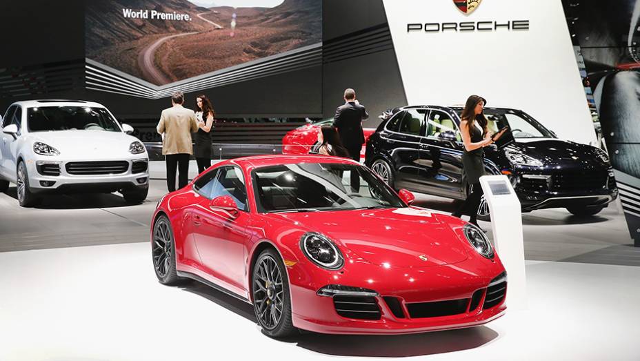 Estande da Porsche | <a href="https://preprod.quatrorodas.abril.com.br/galerias/saloes/detroit-2015/1o-dia-salao-detroit-824981.shtml" rel="migration">Veja a primeira parte</a> | <a href="https://preprod.quatrorodas.abril.com.br/galerias/saloes/detroit-2015/direto-detroit-parte-2-825561.shtm" rel="migration"></a>