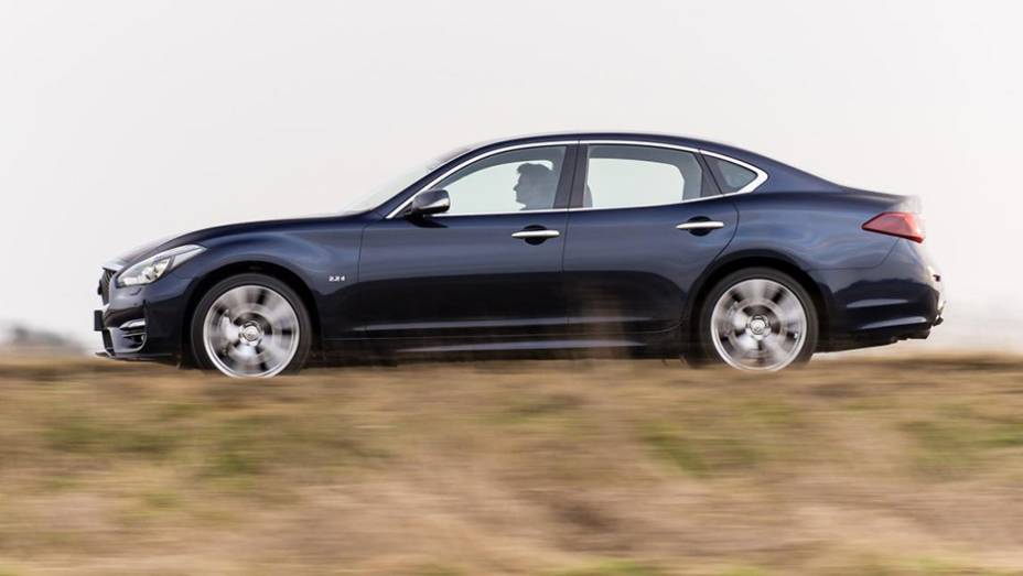 O sed&atilde;, originalmente apresentado no Sal&atilde;o de Nova Iorque de 2014, partir&aacute; de 43.705 euros | <a href="https://preprod.quatrorodas.abril.com.br//noticias/fabricantes/infiniti-confirma-precos-q70-829383.shtml" rel="migration">Leia mais</a>