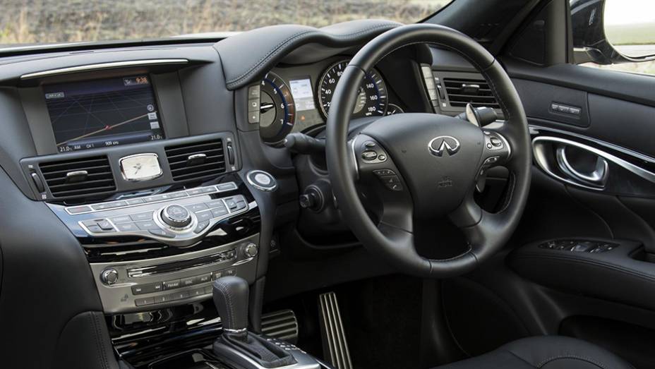 A transmiss&atilde;o &eacute; autom&aacute;tica de sete velocidades | <a href="https://preprod.quatrorodas.abril.com.br//noticias/fabricantes/infiniti-confirma-precos-q70-829383.shtml" rel="migration">Leia mais</a>