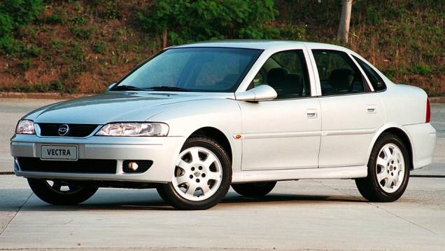 PASSADO: Chevrolet Vectra - Lançado no Brasil em 1993, o Vectra foi referência em termos de esportividade e desempenho ao longo de toda a década. Chegou a liderar o segmento de sedãs médios PASSADO: Chevrolet Vectra - Lançado no Brasil em 1993, o Vectra foi referência em termos de esportividade e desempenho ao longo de toda a década. Chegou a liderar o segmento de sedãs médios